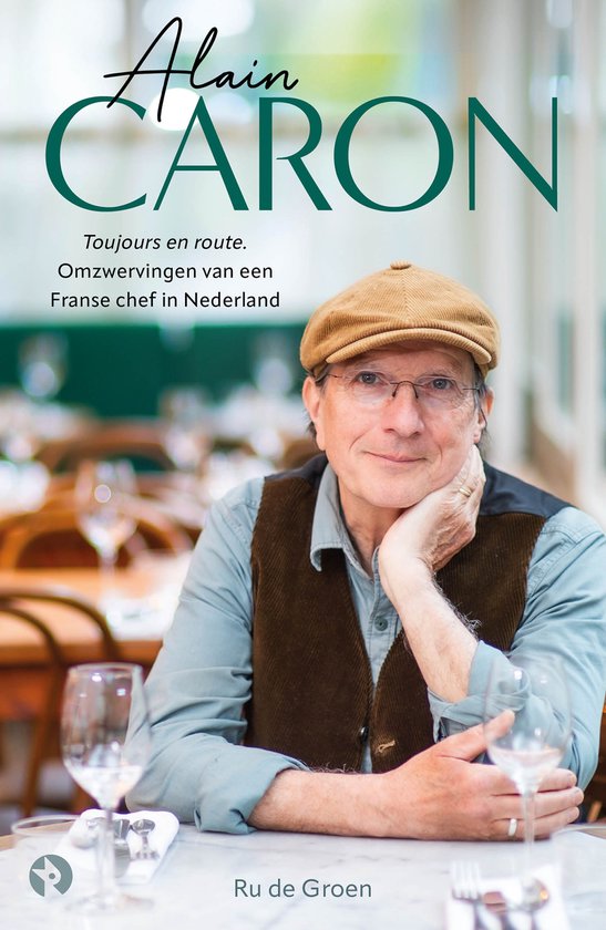 Alain Caron draagt een bruine pet en een corduroy vest, Toujours en route. Omzwervingen van een Franse chef in Nederland.