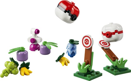 LEGO Pokémon Trainer Benodigdheden met 56 stukjes, waaronder Poké Balls, planten en doelen.
