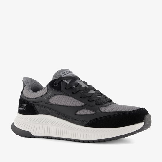 Zijaanzicht van de zwarte Skechers sneaker, met grijs mesh, zwarte overlays en witte zool.