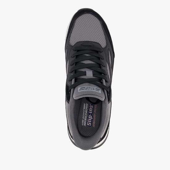 Bovenaanzicht van zwarte sneaker met grijs mesh, veters en tekst 'SKECHERS SLIP-INS'.