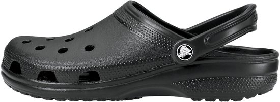 Sabot Crocs noir avec sangle arrière, vu de côté.