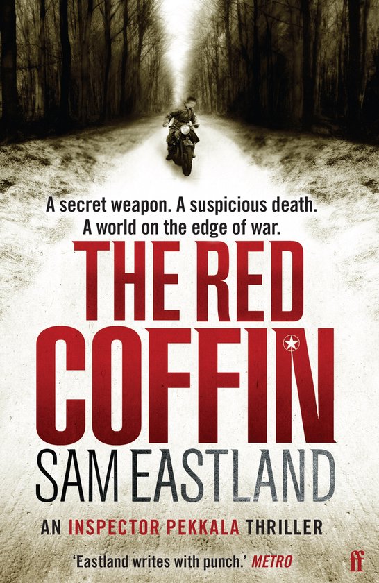 Boek 'The Red Coffin' van Sam Eastland. Een motorrijder op een bospad. Tekst: A secret weapon. A suspicious death. A world on the edge of war.