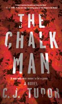 Boekomslag met de titel 'THE CHALK MAN' in grote witte letters op een achtergrond van herfstbladeren. Inclusief citaten.