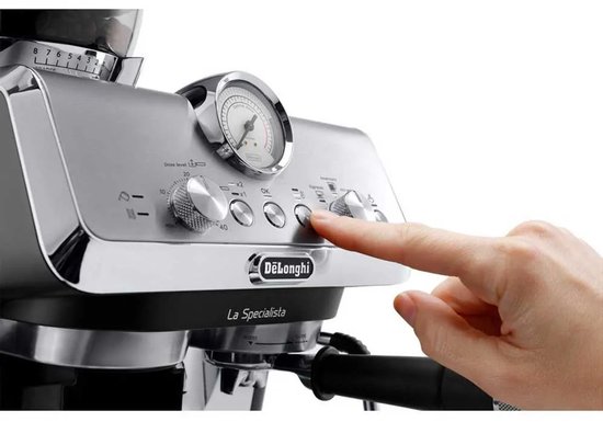 De'Longhi La Specialista Arte – Pistonmachine met bonenmaler, Handmatige espresso- en melkbereidingen, Inclusief professionele baristakit- Metal/Black - EC9155.MB