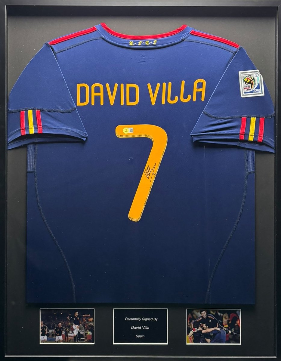 David Villa gesigneerd Spanje 10/11 ingelijst uit shirt