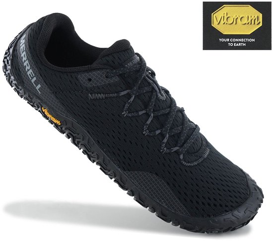 Zwarte Merrell sportschoen met Vibram zool en veters. Merrell logo op de zijkant.