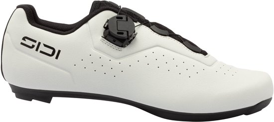 Buitenkant van de witte fietsschoen met zwart Sidi logo en een draaislot op de wreef.