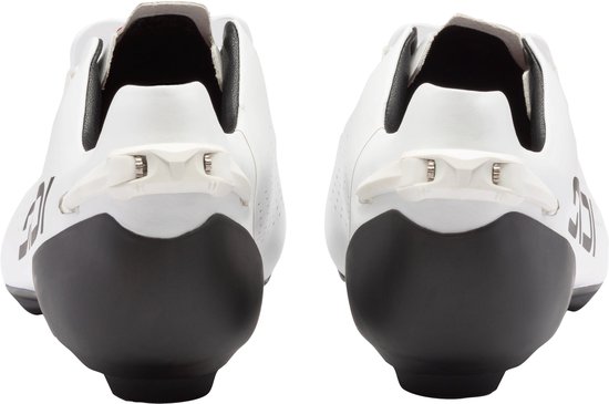 Achterzijde van twee witte Sidi wielrenschoenen met zwarte hielondersteuning.