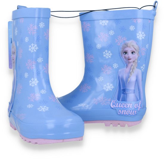 Lichtblauwe rubberlaarzen met Elsa en 'Queen of snow' tekst. Sneeuwvlokkenprint en roze zolen.