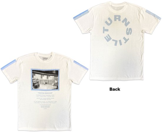 T-shirt blanc avec bandes bleues sur les manches. Devant avec une photo et le texte "Never Enough". Dos avec texte bleu en cercle.