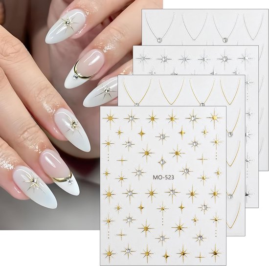 Nail art stickers met gouden en zilveren sterren en kettingen, gecombineerd met nail art op witte nagels versierd met gouden accessoires.