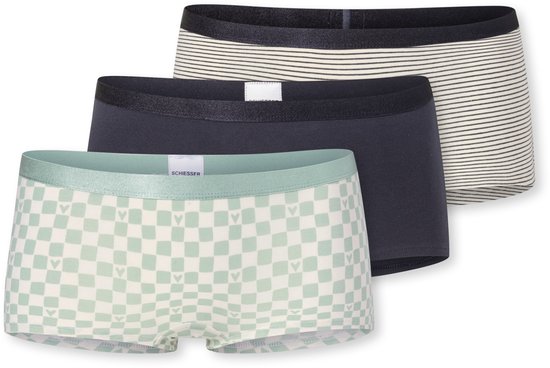 Drie Schiesser shorts: een met mintgroen geblokt patroon en hartjes, een donkerblauwe en een gestreepte met beige en wit.