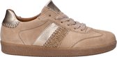 Beige suède Gabor sneaker met gouden accenten en een gestreepte textuur op de zijkant.