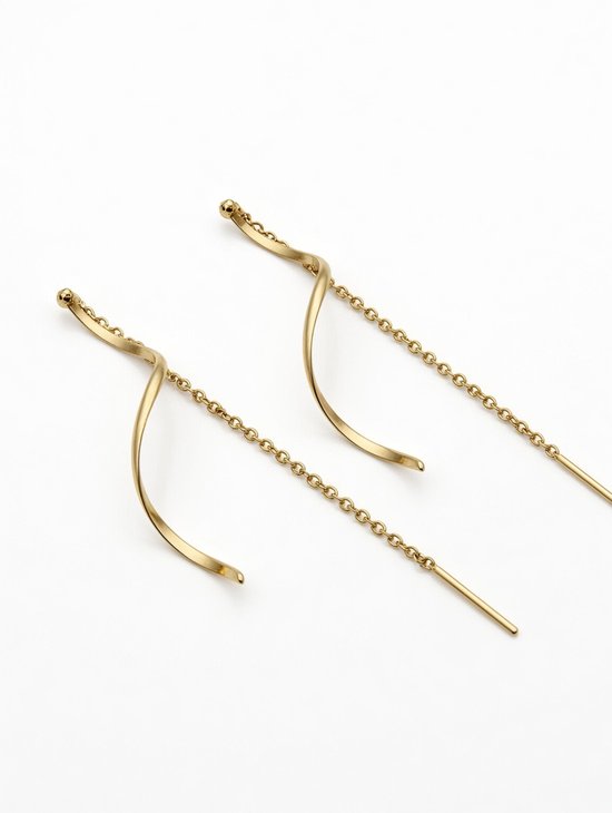 Gouden, golvende spiraal threader oorbellen met fijne gouden kettingen.
