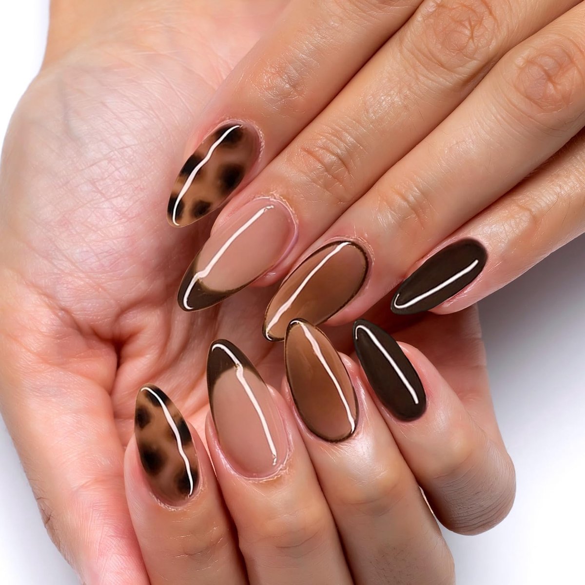 24 Stuks Korte Amandel Kunstnagels, Bruin & Amber Serie, Pointed Nude Jelly Gel Plaknagels voor Dames