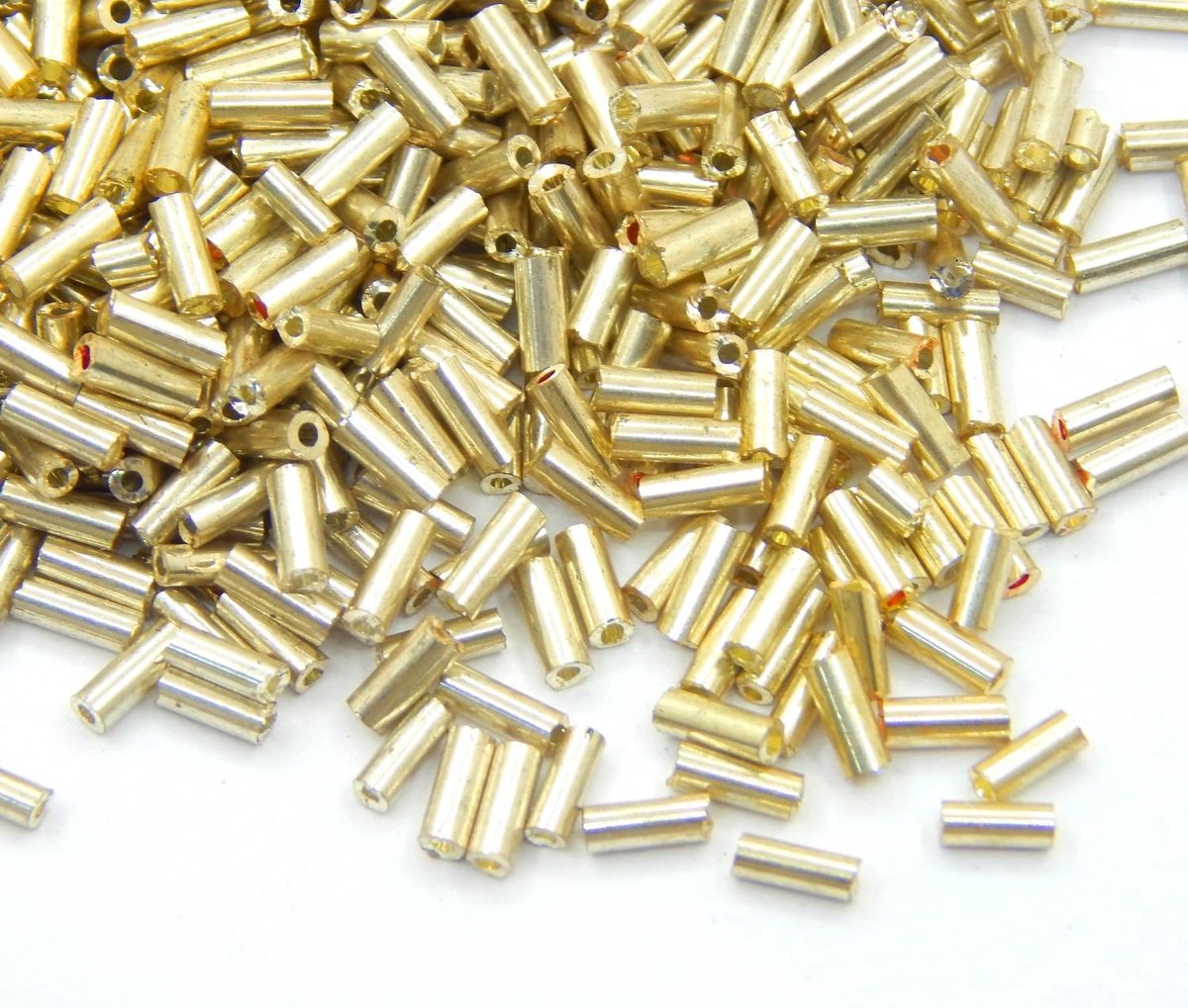 Kralen, 4 mm, buiskralen, bugle, stiftkralen, buisjes, staafjes, zaadkralen voor het maken van sieraden (lichtgoud-metallic)