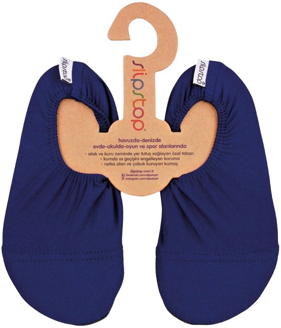 Donkerblauwe Slipstop waterschoenen met antislipzool en merklogo op de verpakking.