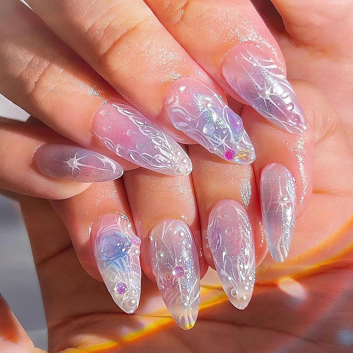 Purple Press on Nails Mandel Medium Kunstnagels met 3D Parel en Sterontwerpen Volledige Dekking Dromerig Acryl Nagels Franse Valse Nagels Glanzende Plaknagels voor Vrouwen Manicure 24 Stuks