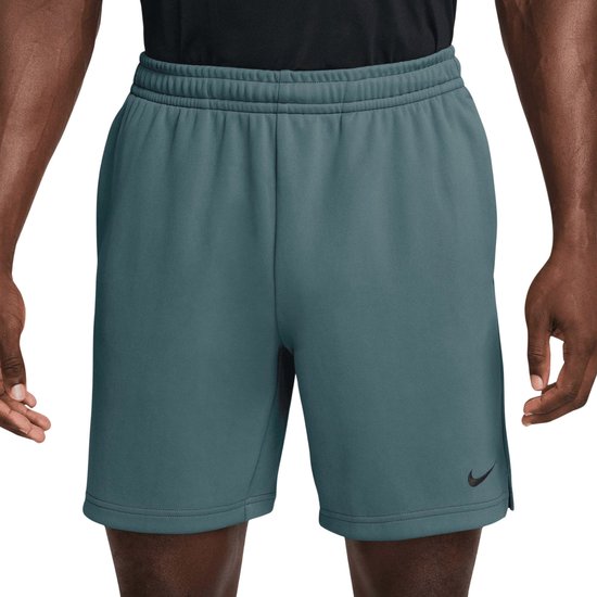 Blauwgrijze Nike trainingsshort met elastische tailleband en een klein zwart Nike logo op de linkerpijp.