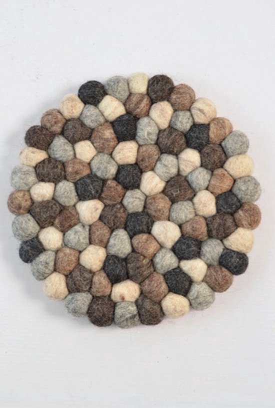 Ronde Vilten onderzetter in naturel grijze tinten, gemaakt van vilten bolletjes.
