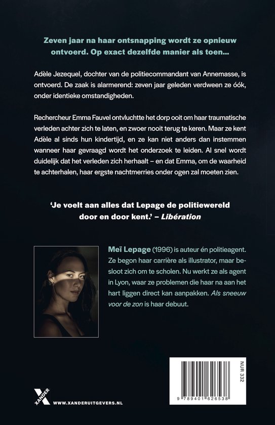 Close-up van een vrouw met donker haar, schaduwen op haar gezicht, kijkend naar de camera.