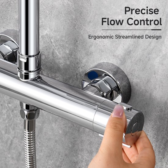 Een hand draait aan de knop van een chromen thermostaatkraan. De tekst 'Precise Flow Control' staat erbij.
