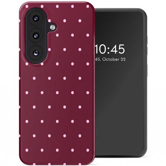 Coque de téléphone bordeaux avec un motif de pois rose pâle, à côté d'un smartphone noir.