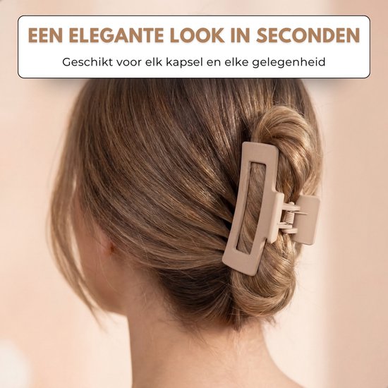 Vrouw met bruin haar opgestoken met een beige haarklem.