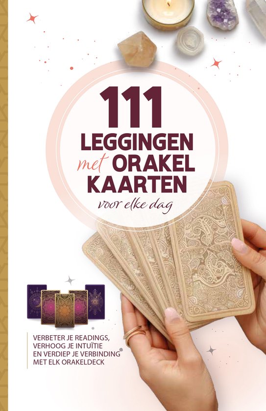 Livre intitulé '111 tirages avec cartes oracles pour chaque jour'. Mains tenant des cartes, avec des pierres précieuses à l'arrière-plan.