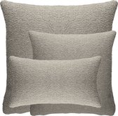 Drie beige teddy kussens van Semmi in de maten 30x50, 45x45 en 60x60 cm op een witte achtergrond.