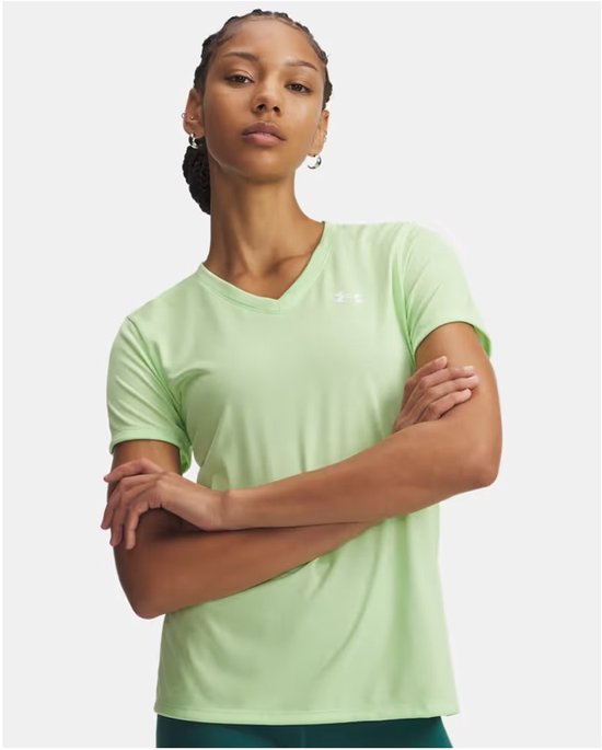 Vrouw draagt lichtgroen Under Armour sportshirt met V-hals en korte mouwen, armen gekruist.