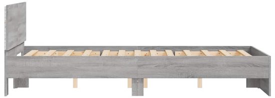 Zij-aanzicht van een grijs eiken houten bedframe met hoofdeinde en houten lattenbodem.