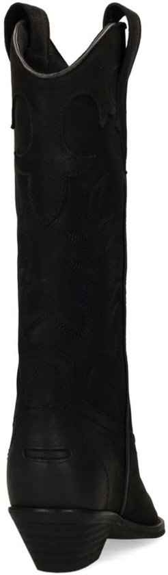 Zwarte nubuck cowboylaars met sierstiksels, van achteren gezien.