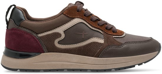 Bruine Tamaris sneaker met bordeauxrode hielkap, mesh-details, bruin lederen accenten en een beige zool.