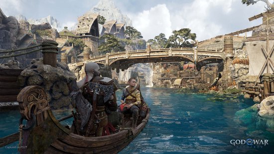 Kratos en Atreus in een boot, kijkend naar een dorp met een brug op de achtergrond in God of War: Ragnarök.