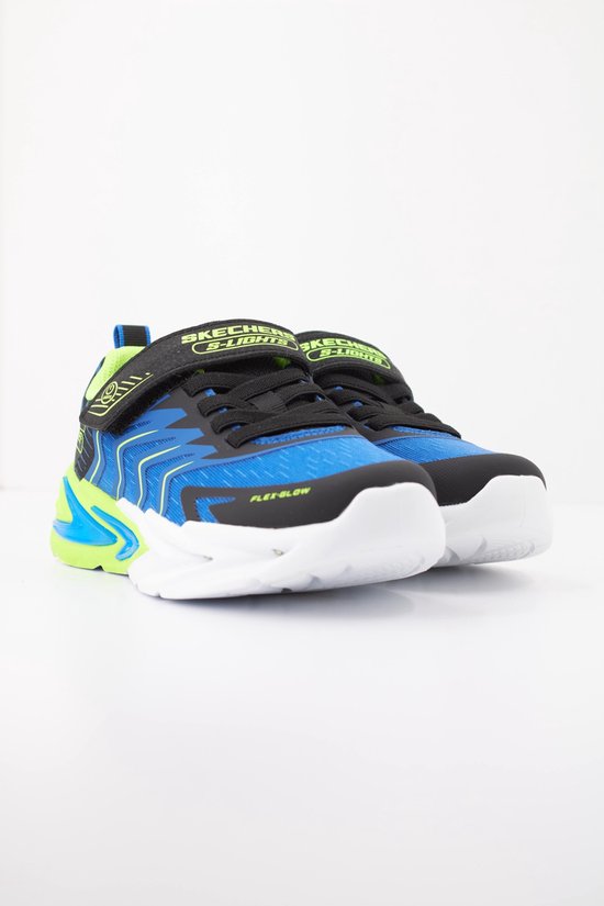 Blauwe Skechers jongens sneakers met limegroene accenten, klittenbandsluiting en lichtjes.