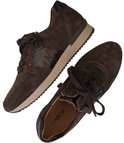 Een paar bruine suède sneakers, zijaanzicht en bovenaanzicht met rits en slangenprint.