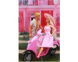 Muurdecoratie Barbie Scooter Dreamhouse - 60x90 cm - Kinderkamer Decoratie - Meisjes Kamer - Wanddecoratie Buiten - Tuindoek - Tuinposter