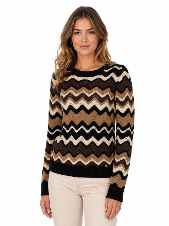 Trui met golvend zigzagpatroon in zwart, bruin en beige tinten, gedragen door een model.