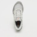 Bovenkant van de grijze ASICS Gel-NYC sneaker met oranje ASICS logo op de tong.