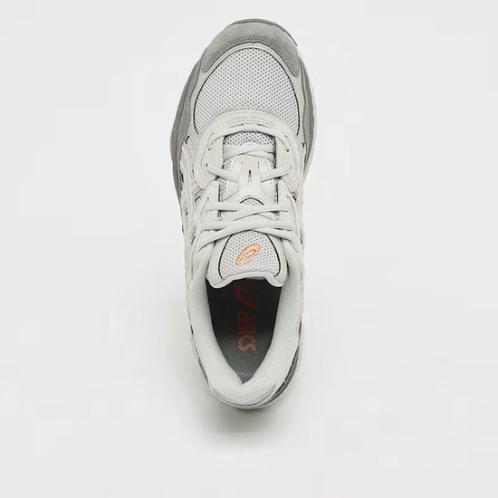 Bovenkant van de grijze ASICS Gel-NYC sneaker met oranje ASICS logo op de tong.