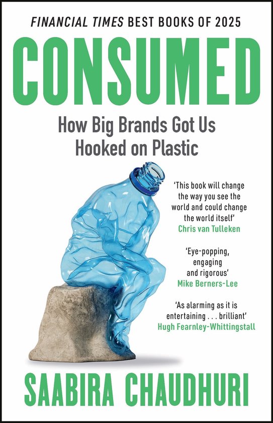 Boekcover 'Consumed' met een blauwe plastic fles zittend op een steen, met tekst 'FINANCIAL TIMES BEST BOOKS OF 2025 CONSUMED How Big Brands Got Us Hooked on Plastic' en naam Saahira Chaudhuri.