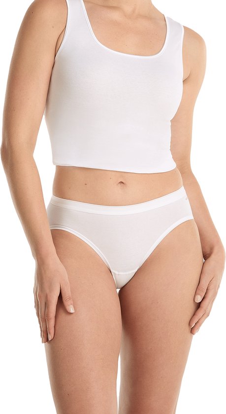 Model in een witte nauwsluitende crop top en witte bikinislip. Strakke pasvorm.