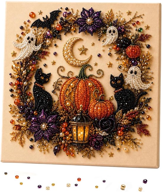 Peinture perle d'Halloween : citrouille, chats noirs, fantômes, lune, chauve-souris et couronne de fleurs sur toile beige. Réalisée avec des perles orange, noires, violettes, blanches et dorées.