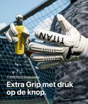 Doelman in zwart-wit tenue houdt een gele fles "TURBOGLU" vast en witte keepershandschoenen.