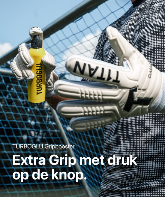 Doelman in zwart-wit tenue houdt een gele fles "TURBOGLU" vast en witte keepershandschoenen.