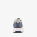 Achter-aanzicht van een Puma sneaker in blauw en grijs met witte accenten.
