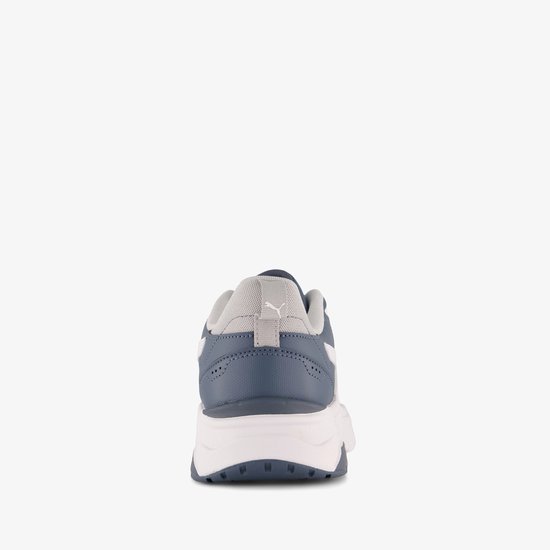 Achter-aanzicht van een Puma sneaker in blauw en grijs met witte accenten.