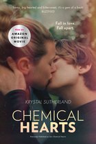 Boekcover 'Chemical Hearts' met twee mensen die elkaar kussen. 'Nu een Amazon Original Movie'.