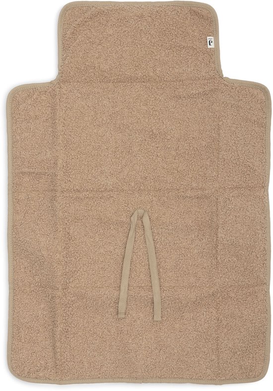 Bruine teddy luierwisselmat met lus voor sluiting, beige randafwerking en een label met 'Jollein'.